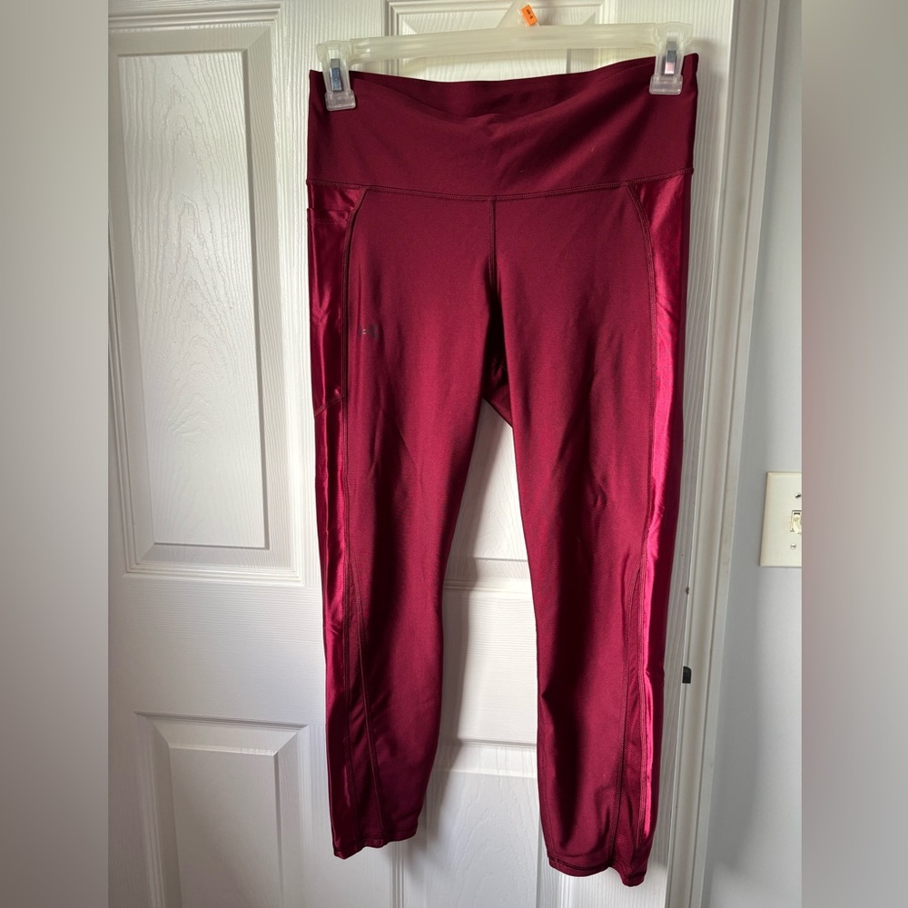 Women's Under Armor compression leggings with right side pocket